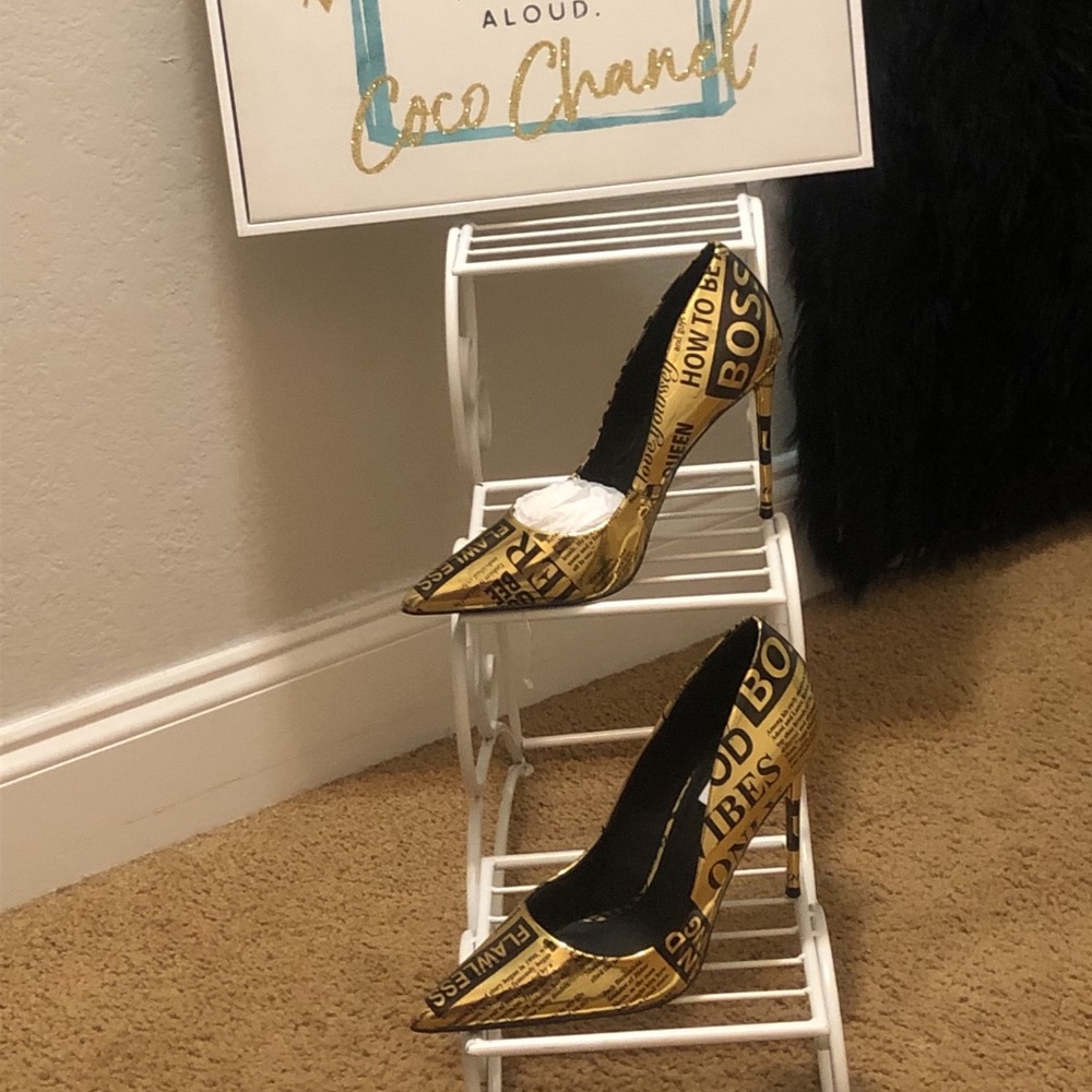 Stylish gold pump women’s size 10